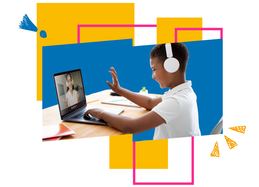 Menino sorridente com fones de ouvido participando de aula online com professora pelo notebook