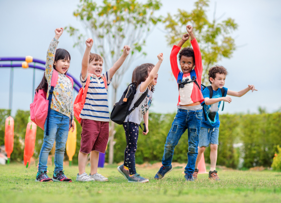 mãe e criança aprendendo inglês em casa com músicas infantis e atividades divertidas