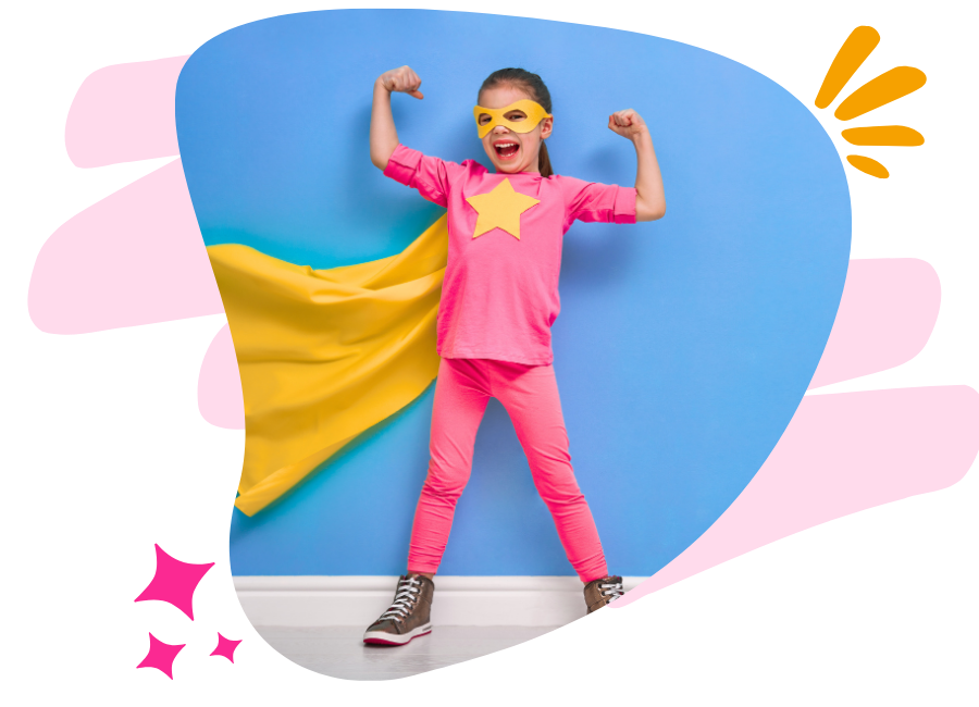 Menina fantasiada de super-heroína com capa amarela, sorrindo e fazendo pose de força em fundo azul