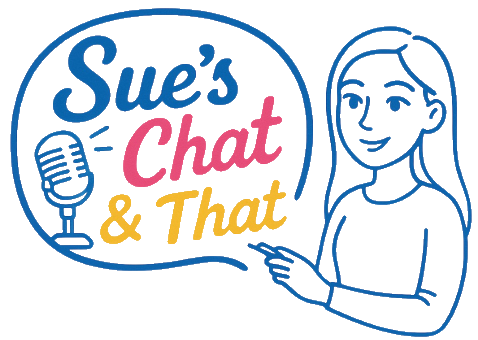 Logotipo da escola Sue’s Chat & That com microfone, nome em azul, rosa e amarelo e ilustração de professora apontando