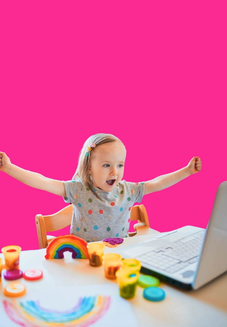 Criança aprendendo inglês online com confiança