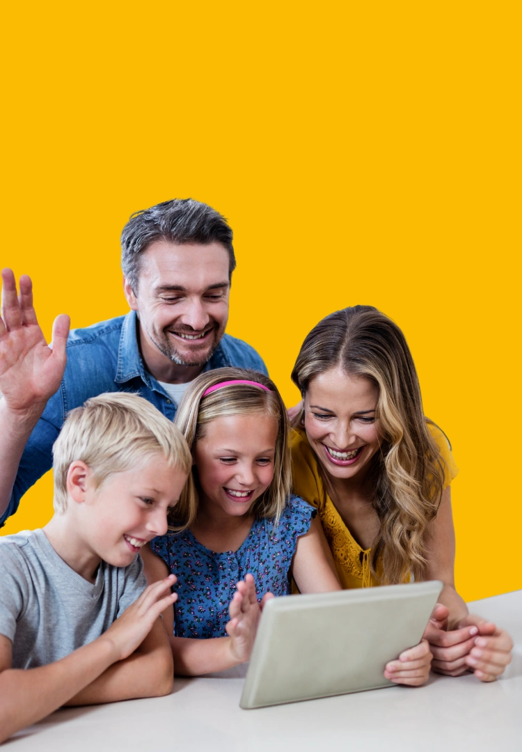 Criança estudando inglês com alegria