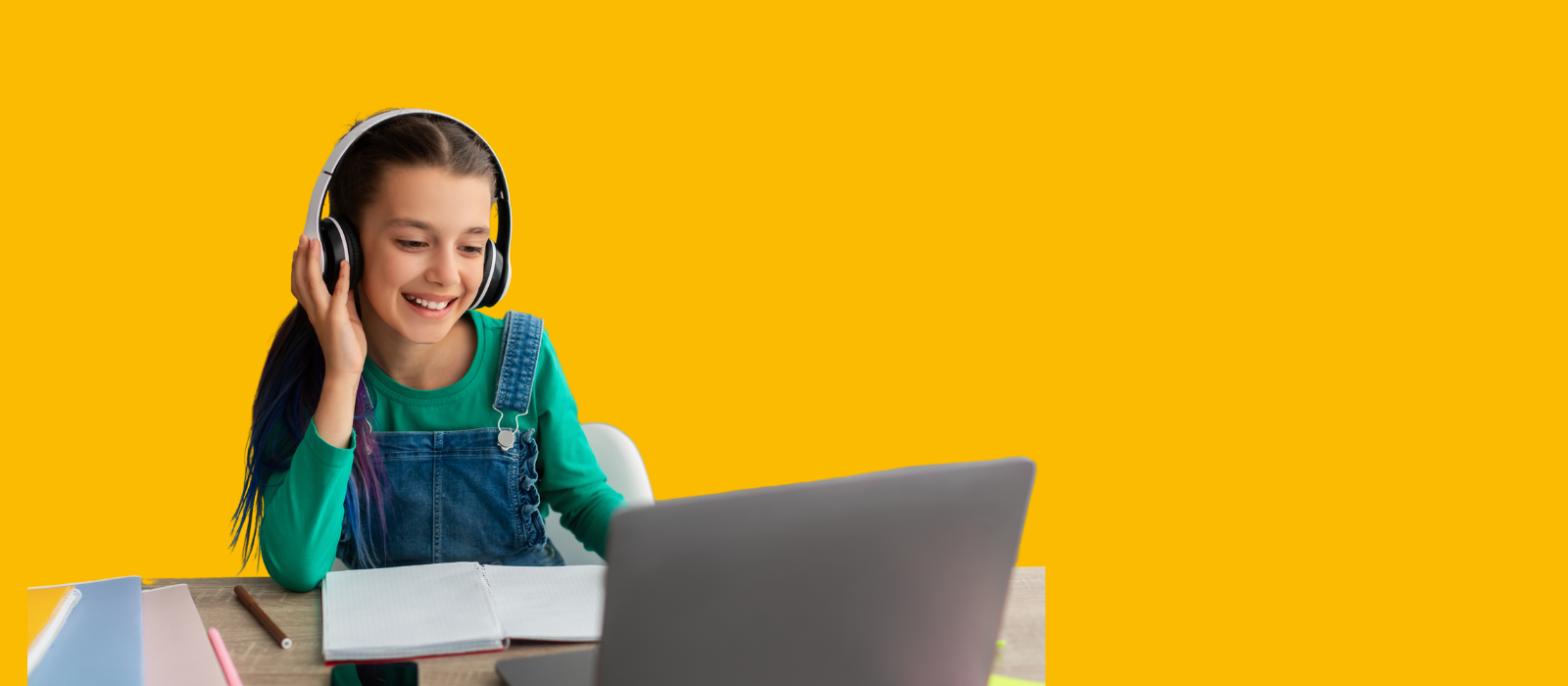 Criança estudando inglês com professora online