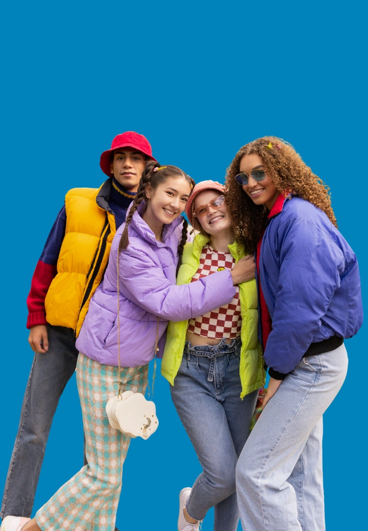 Adolescentes estudando inglês com professora nativa