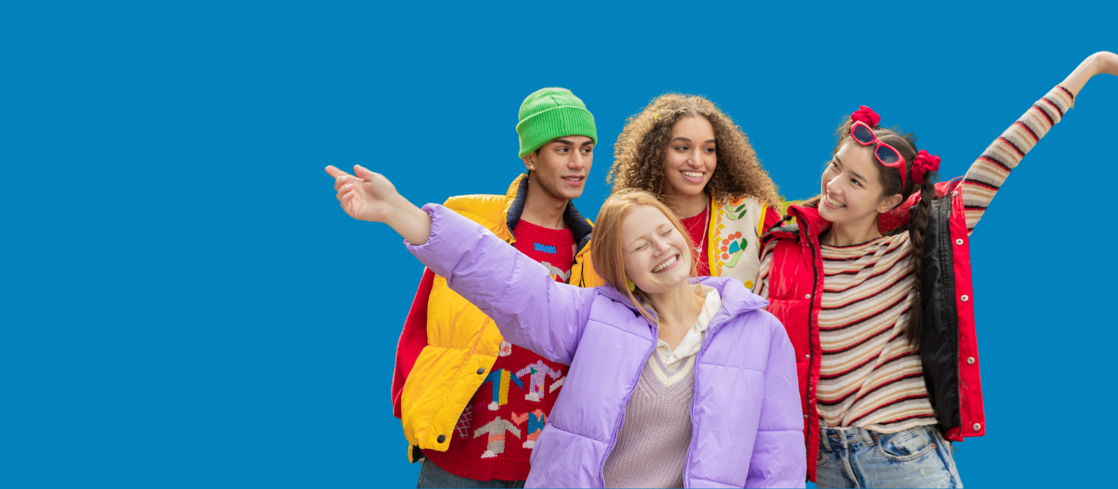 Adolescentes estudando inglês online com confiança