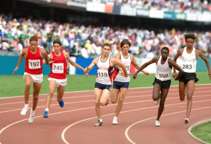 Corredores de atletismo em competição, ilustrando ações feitas com intensidade ou estilo – ideal para ensinar advérbios de modo em inglês.