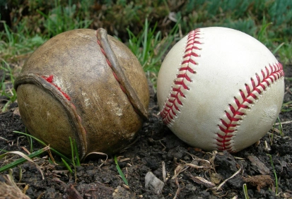 Bolas de beisebol lado a lado – uma nova e outra gasta – simbolizando a diferença entre Present Perfect e Past Simple em inglês.